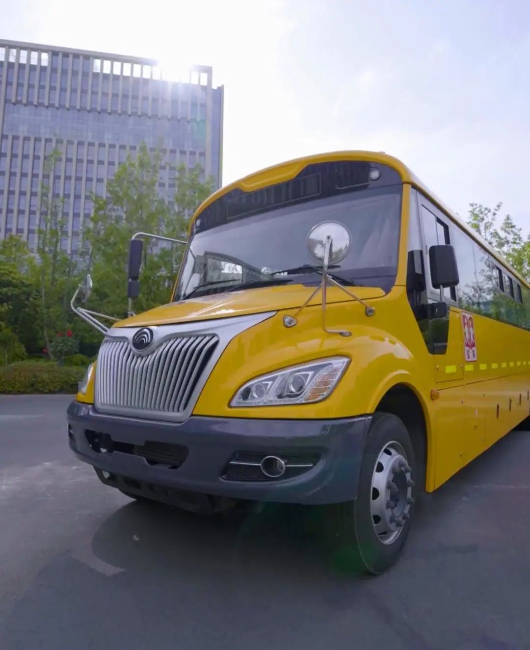 四川廣安引進46輛校車“解決農村幼兒入園乘車難”問題