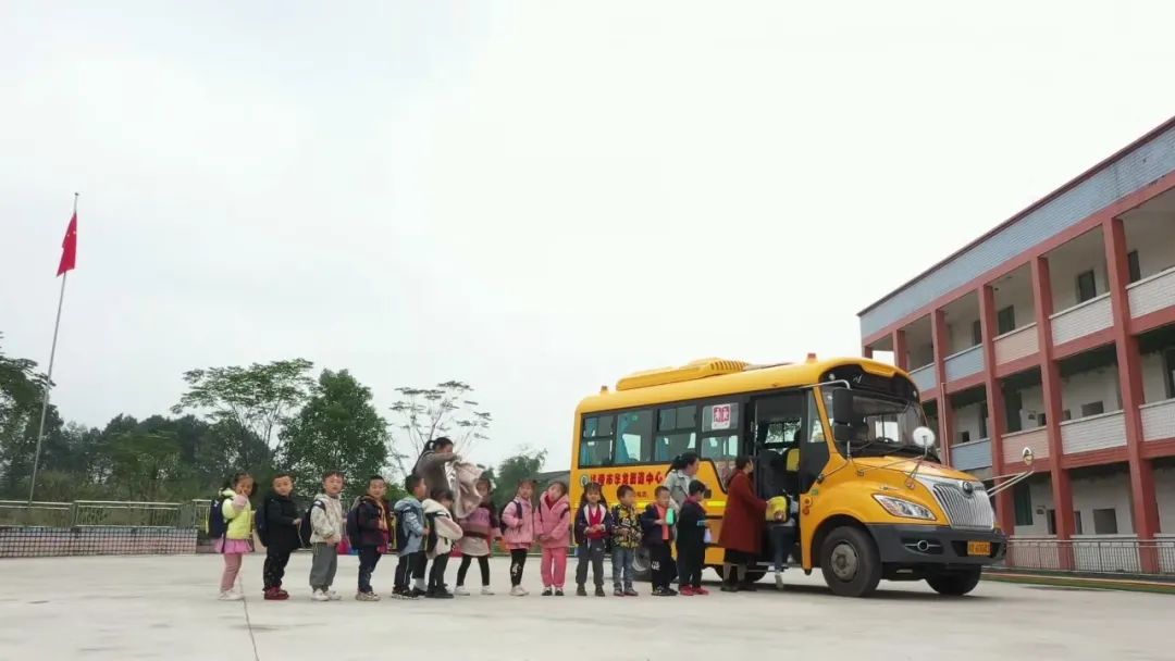 四川廣安引進46輛校車“解決農村幼兒入園乘車難”問題