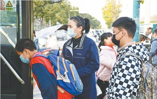 校車媽媽”田紅燕6年平安接送孩子10余萬人次 校車媽媽”田紅燕6年平安接送孩子10余萬人次