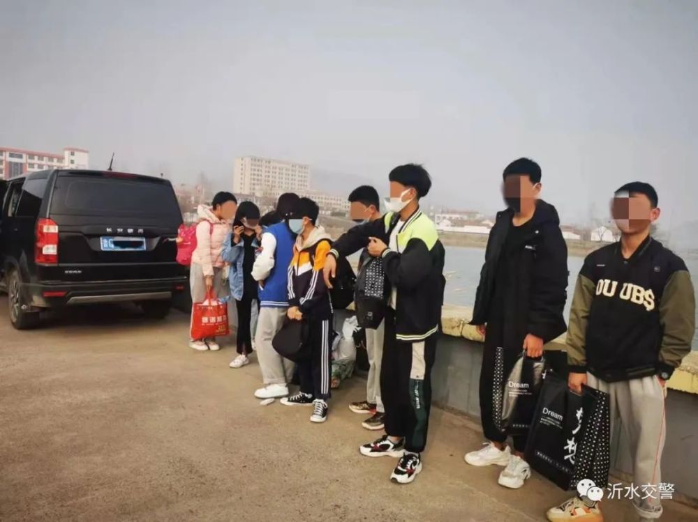 沂水交警查處一起超員“黑校車”