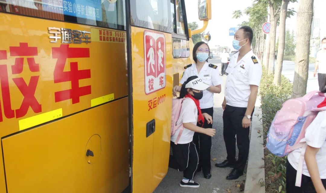 新學期 新起點 新征程 | 開學首日 溫馨校車平安護送十余萬島城學子準點抵達學校 圖片