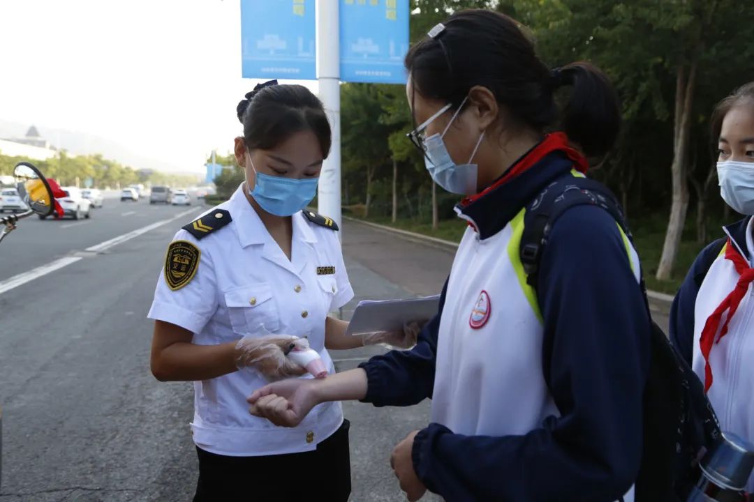 新學期 新起點 新征程 | 開學首日 溫馨校車平安護送十余萬島城學子準點抵達學校 圖片