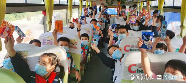 “大鼻子”校車里慶雙節