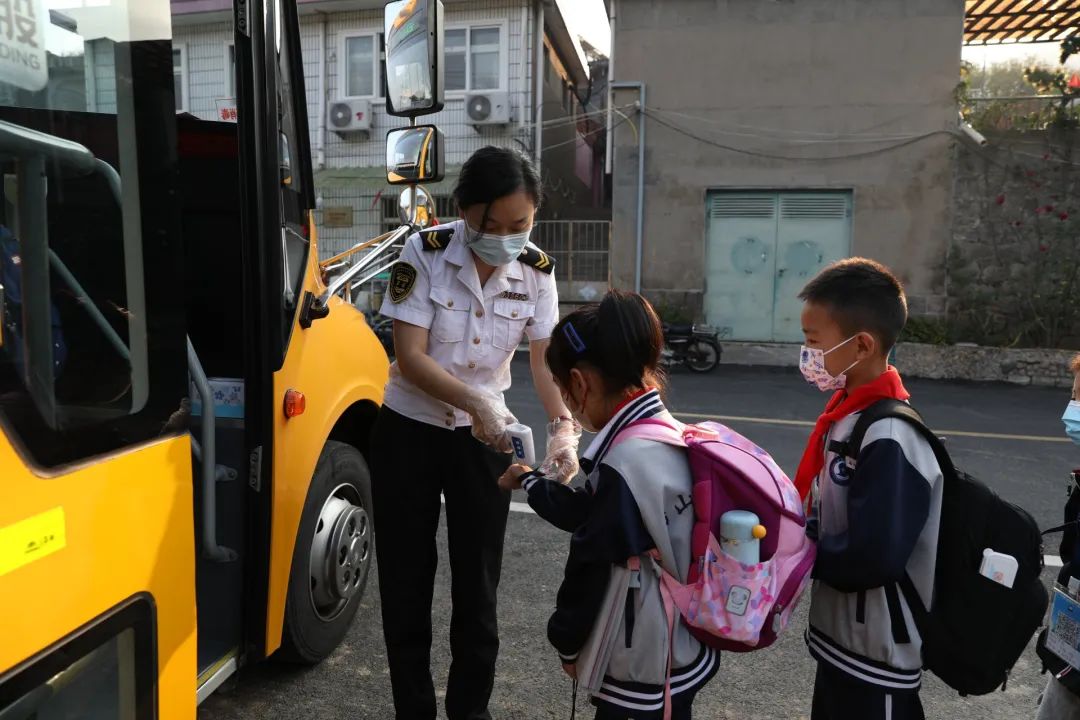 決勝百日|校車開進(jìn)大山深處 溫暖學(xué)生求學(xué)路 決勝百日|校車開進(jìn)大山深處 溫暖學(xué)生求學(xué)路