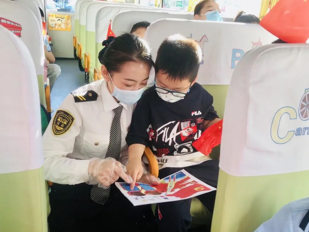 喜迎二十大 筑夢(mèng)向未來 | 城運(yùn)控股集團(tuán)交運(yùn)溫馨校車公司開展“校車上的思政課”