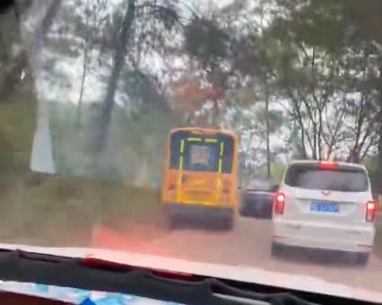 梧州市藤縣太平鎮一校車彎道超車，網友：把別人的孩子當兒戲