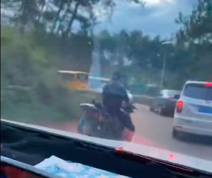 梧州市藤縣太平鎮一校車彎道超車，網友：把別人的孩子當兒戲