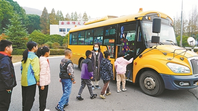 校車開進(jìn)軍營(yíng)/ 校車開進(jìn)軍營(yíng)
