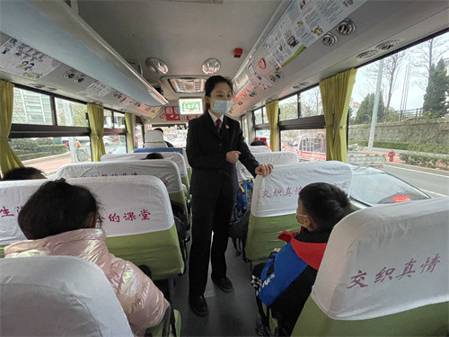 全省首批檢察普法校車在青亮相/ 全省首批檢察普法校車在青亮相