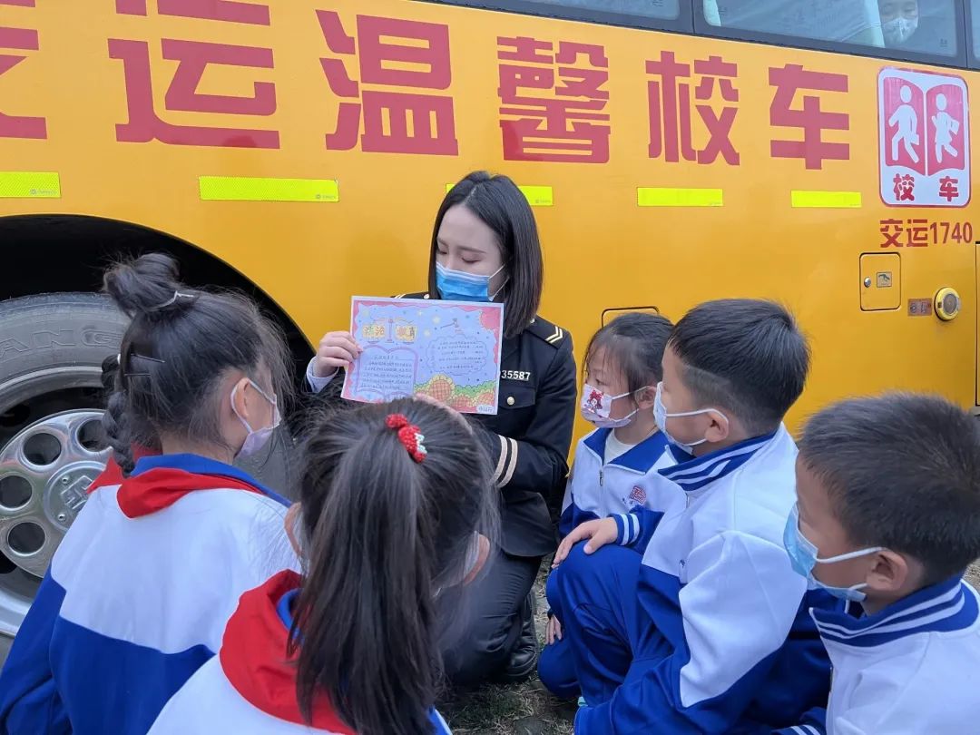 城運(yùn)控股集團(tuán)交運(yùn)溫馨校車公司開展“國家憲法日”主題系列活動(dòng) 圖片