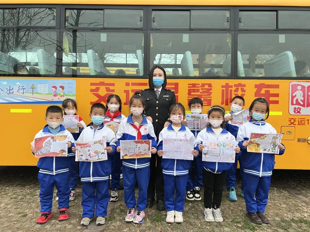 城運(yùn)控股集團(tuán)交運(yùn)溫馨校車公司開展“國家憲法日”主題系列活動(dòng) 城運(yùn)控股集團(tuán)交運(yùn)溫馨校車公司開展“國家憲法日”主題系列活動(dòng)