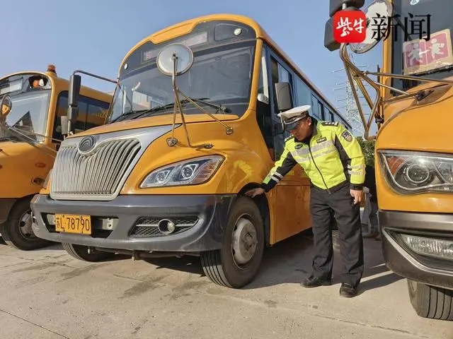 新學年在即,鎮江丹徒65輛校車接受“體檢” 新學年在即,鎮江丹徒65輛校車接受“體檢”