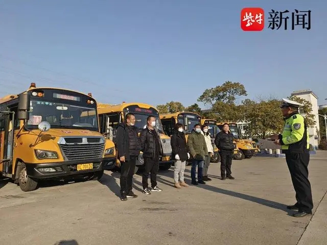 新學年在即,鎮江丹徒65輛校車接受“體檢” 新學年在即,鎮江丹徒65輛校車接受“體檢”