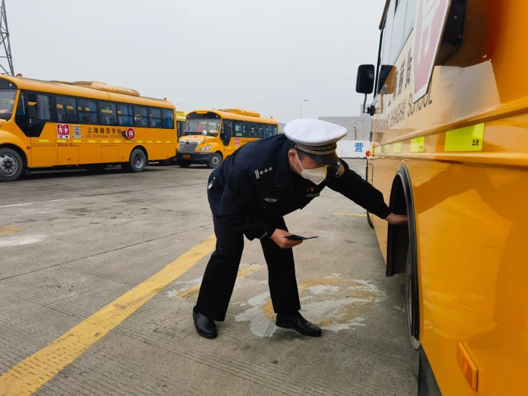 覆蓋48所學校171輛校車,松江交警開展校車安全“大體檢” 覆蓋48所學校171輛校車,松江交警開展校車安全“大體檢”