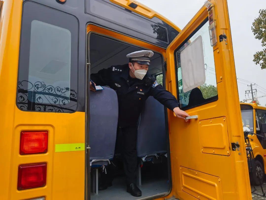 覆蓋48所學校171輛校車,松江交警開展校車安全“大體檢” 覆蓋48所學校171輛校車,松江交警開展校車安全“大體檢”