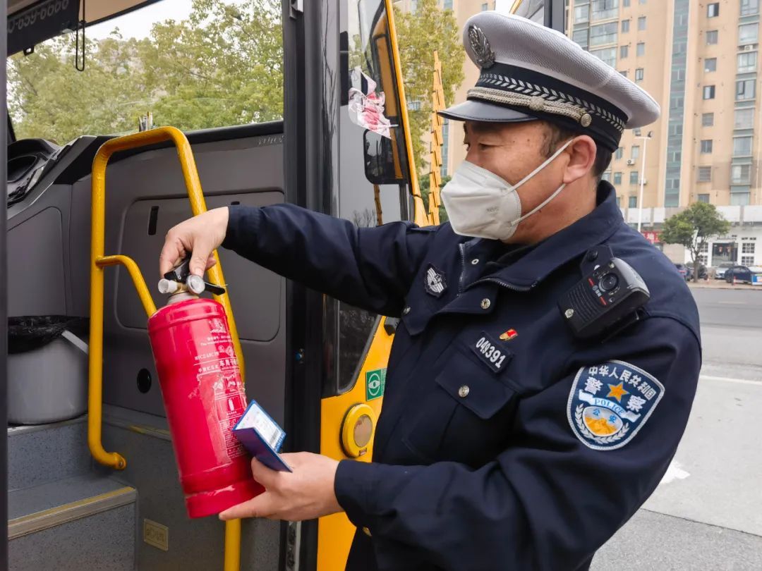 覆蓋48所學校171輛校車,松江交警開展校車安全“大體檢” 覆蓋48所學校171輛校車,松江交警開展校車安全“大體檢”