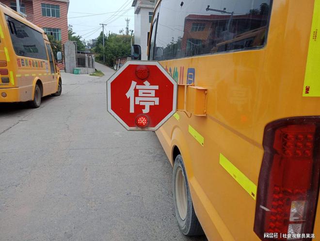 小學(xué)生下校車被后車撞飛 校車司機(jī)未查看傷者情況駕車離開(kāi)惹爭(zhēng)議 小學(xué)生下校車被后車撞飛 校車司機(jī)未查看傷者情況駕車離開(kāi)惹爭(zhēng)議