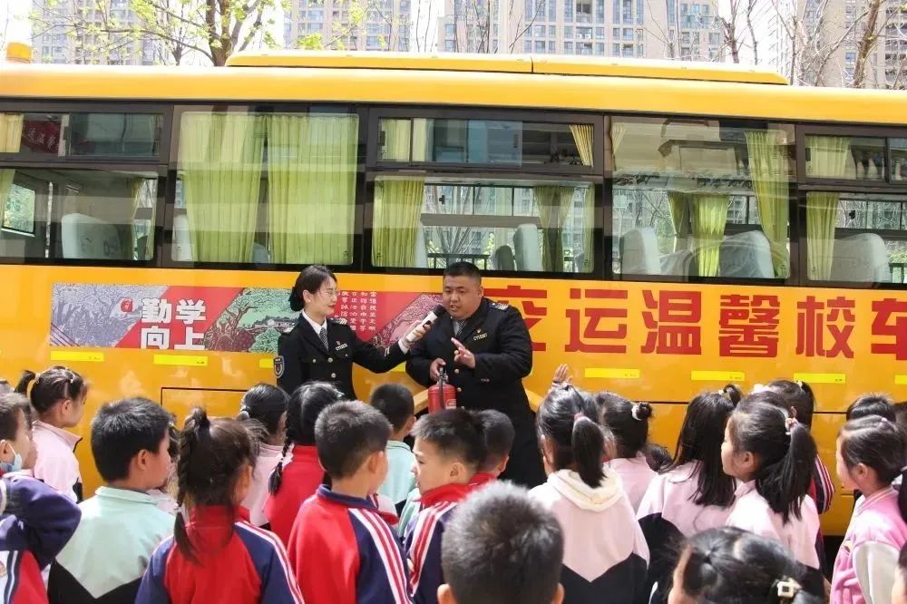 幼小銜接 溫馨體驗 | 溫馨校車嶗山分公司聯(lián)合金川路幼兒園開展“專業(yè)校車初體驗”活動 圖片