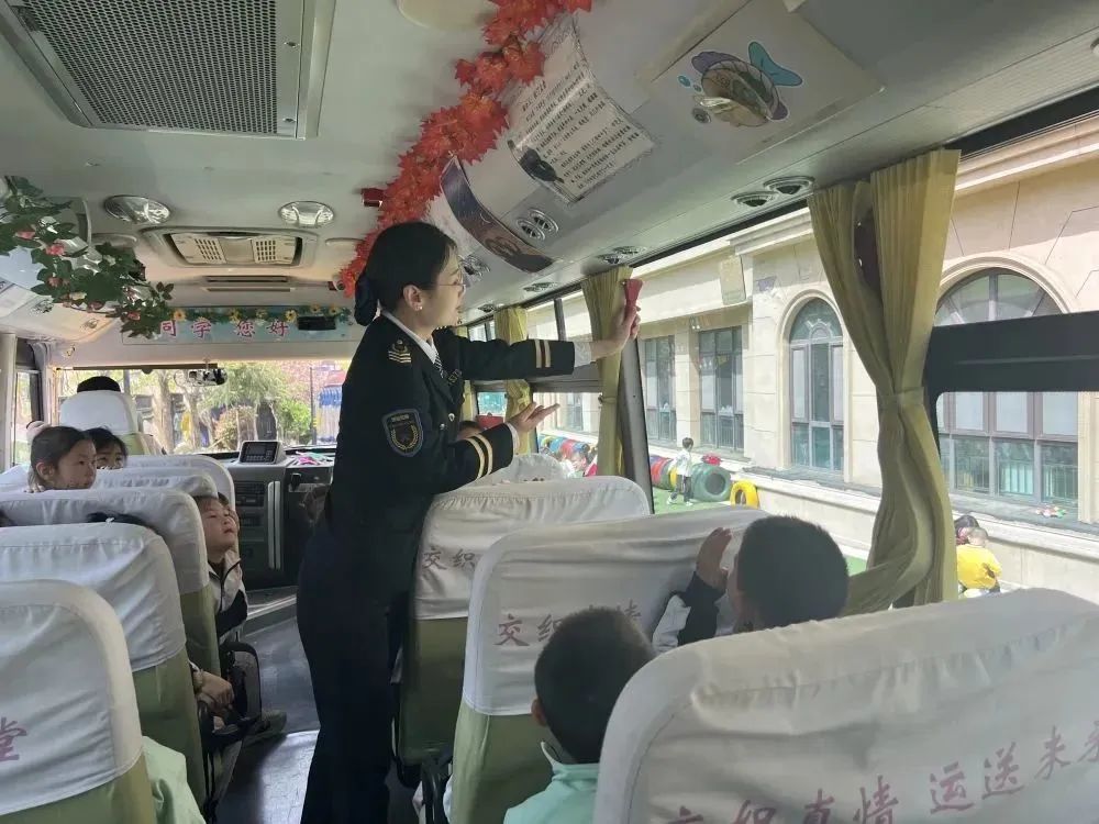 幼小銜接 溫馨體驗 | 溫馨校車嶗山分公司聯(lián)合金川路幼兒園開展“專業(yè)校車初體驗”活動 圖片