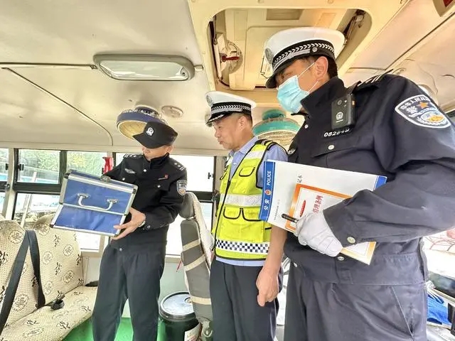 應城楊嶺學區強化校車管理繃緊師生“安全線” 應城楊嶺學區強化校車管理繃緊師生“安全線”