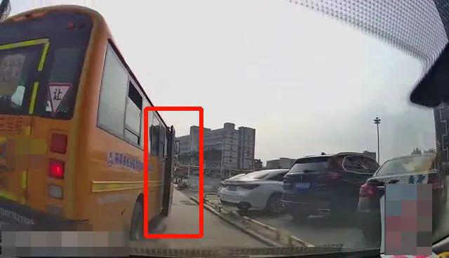 校車也“路怒”?開平交警及時出手 校車也“路怒”?開平交警及時出手