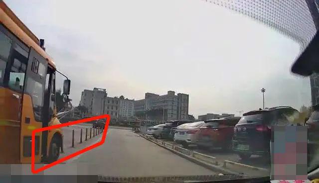校車也“路怒”?開平交警及時出手 校車也“路怒”?開平交警及時出手