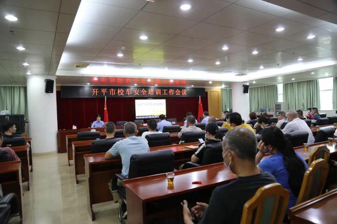 校車也“路怒”?開平交警及時出手 校車也“路怒”?開平交警及時出手