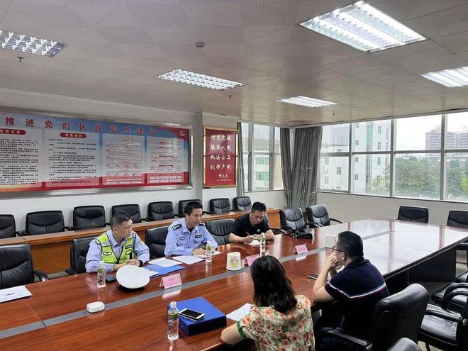 校車也“路怒”?開平交警及時出手 校車也“路怒”?開平交警及時出手