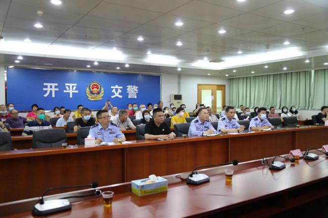 校車也“路怒”?開平交警及時出手 校車也“路怒”?開平交警及時出手