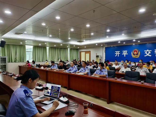 校車也“路怒”?開平交警及時出手 校車也“路怒”?開平交警及時出手