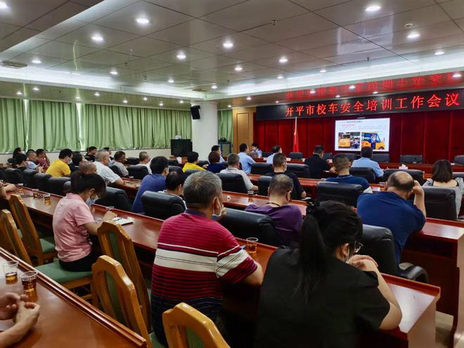 校車也“路怒”?開平交警及時出手 校車也“路怒”?開平交警及時出手