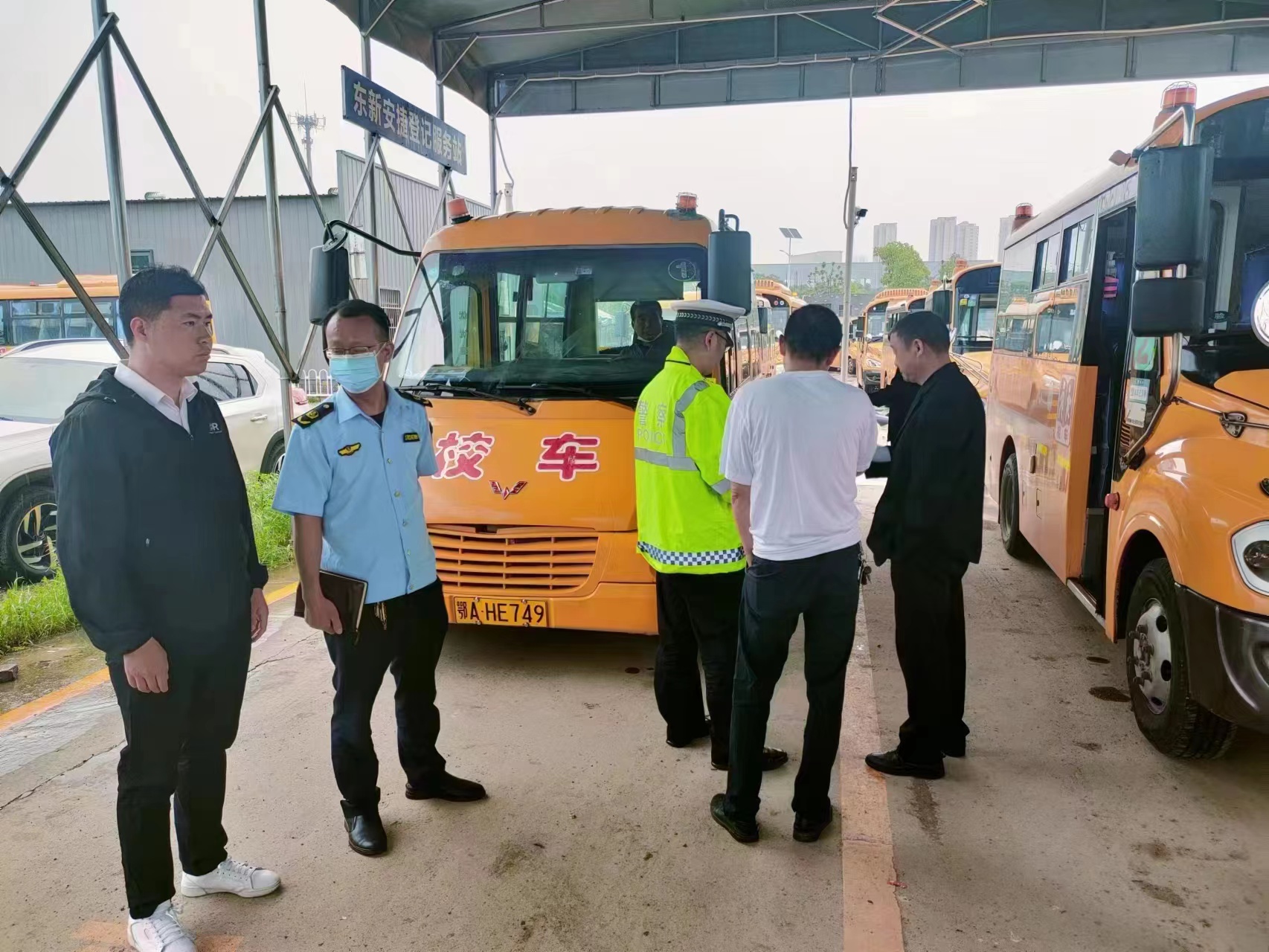 校車安全常檢查 筑牢護學平安路 校車安全常檢查 筑牢護學平安路