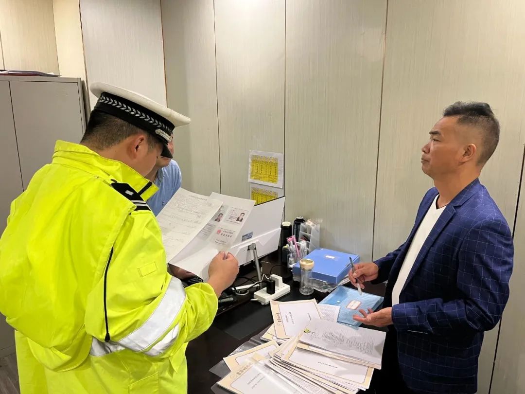 擰緊校車“安全閥” !遵義交警開展校車安全大檢查! 擰緊校車“安全閥” !遵義交警開展校車安全大檢查!