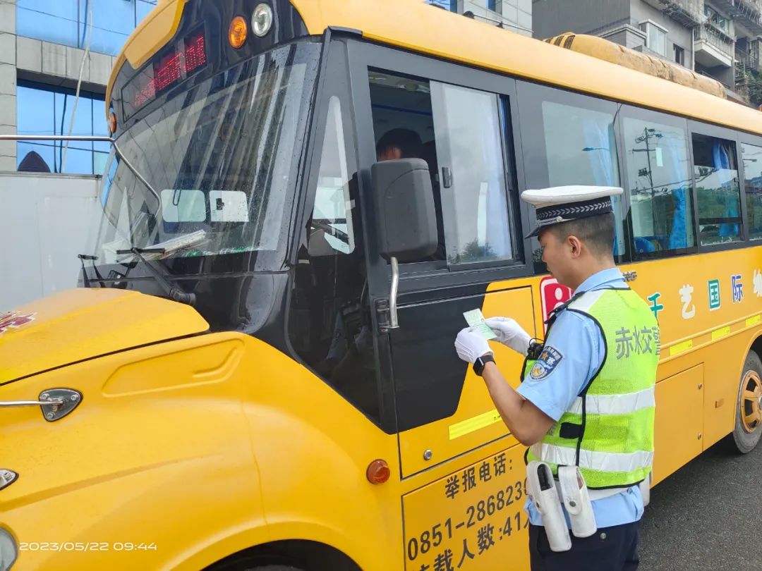 擰緊校車“安全閥” !遵義交警開展校車安全大檢查! 擰緊校車“安全閥” !遵義交警開展校車安全大檢查!