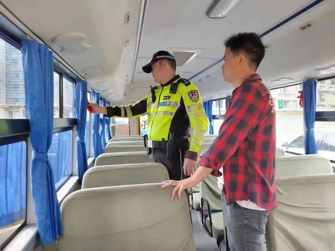 擰緊校車“安全閥” !遵義交警開展校車安全大檢查! 擰緊校車“安全閥” !遵義交警開展校車安全大檢查!