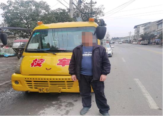 擰緊校車“安全閥” !遵義交警開展校車安全大檢查! 擰緊校車“安全閥” !遵義交警開展校車安全大檢查!