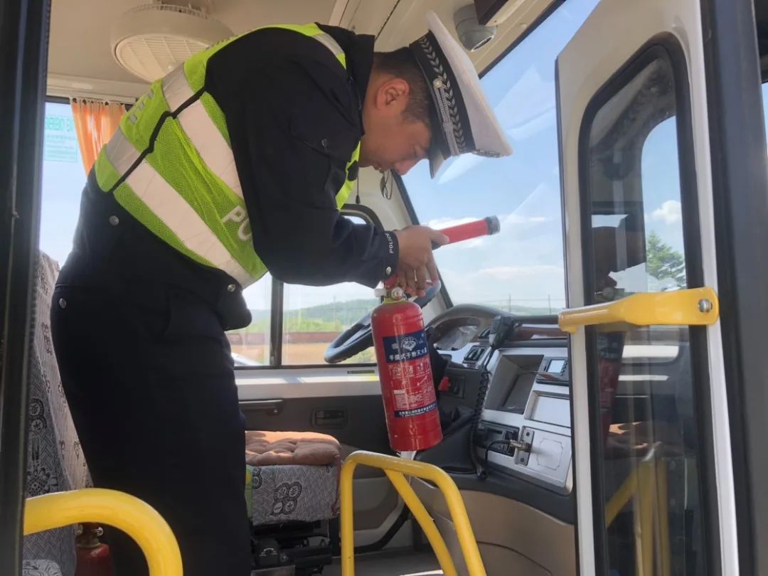 龍井交警嚴格校車安全管理 打造平安“六一” 龍井交警嚴格校車安全管理 打造平安“六一”