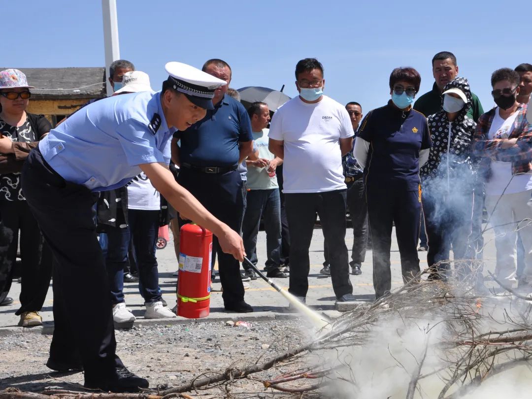 中考在即,烏魯木齊交警開展校車安全大檢查 圖片