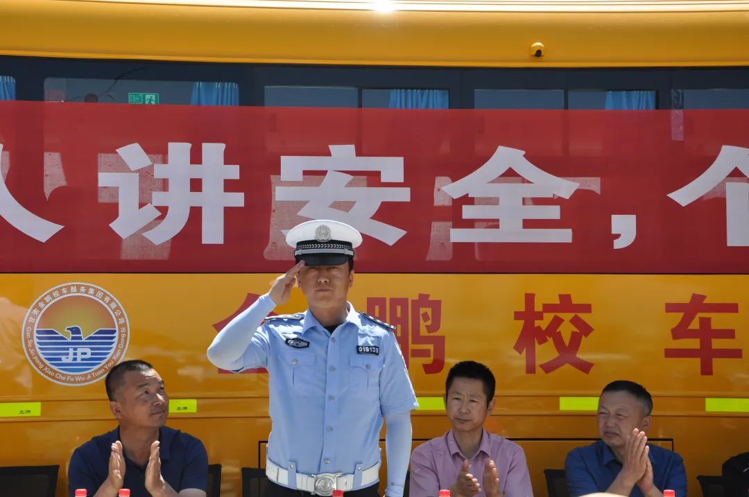 中考在即,烏魯木齊交警開展校車安全大檢查 圖片