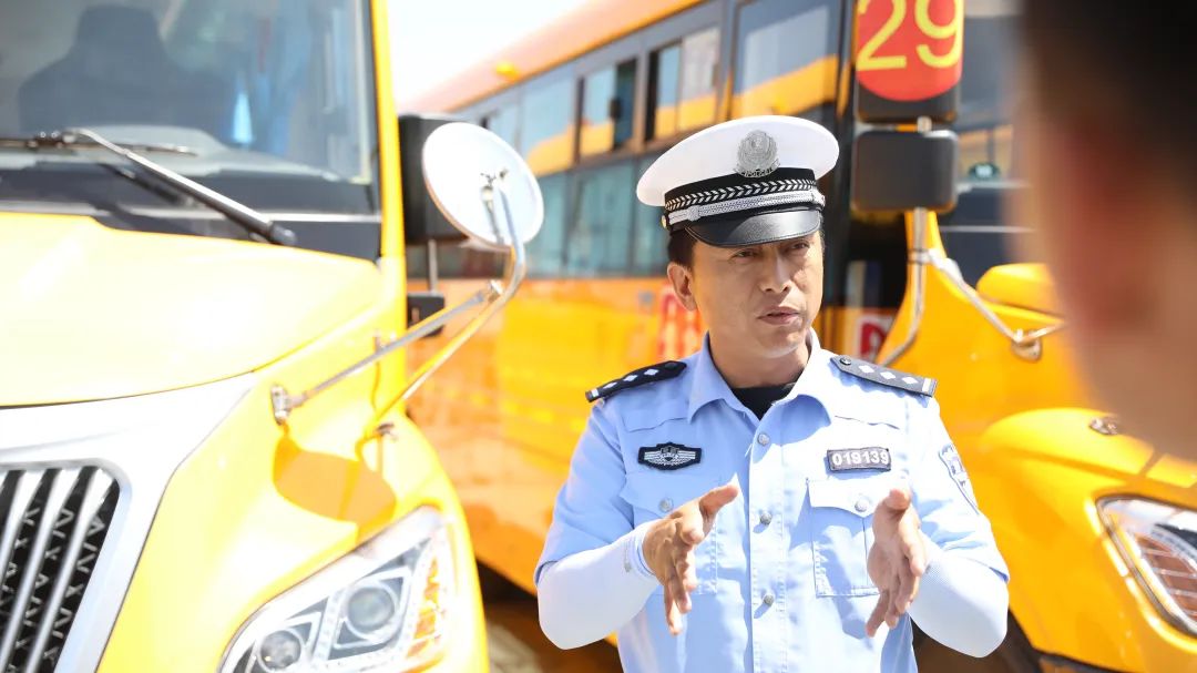 中考在即,烏魯木齊交警開展校車安全大檢查 圖片