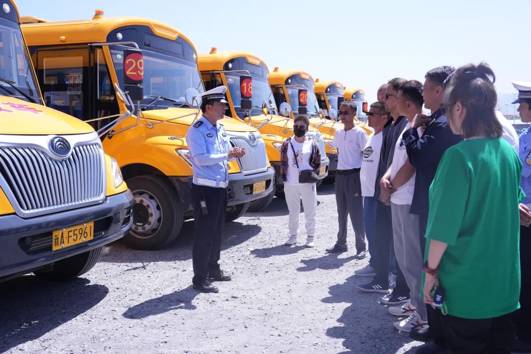 中考在即,烏魯木齊交警開展校車安全大檢查 圖片