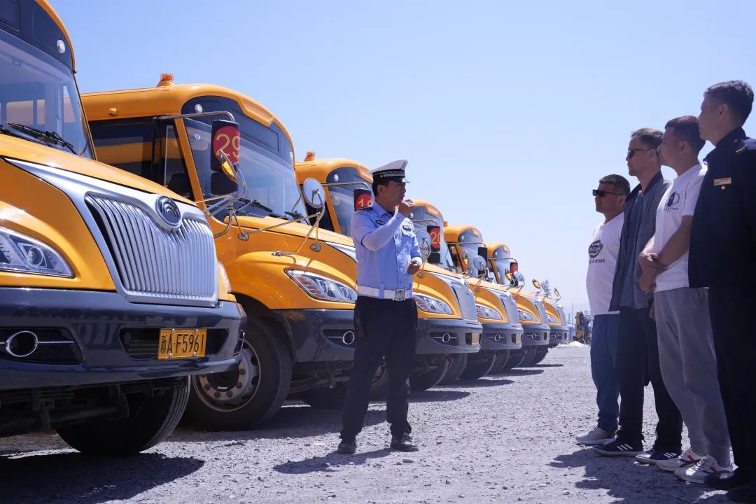 中考在即,烏魯木齊交警開展校車安全大檢查 圖片