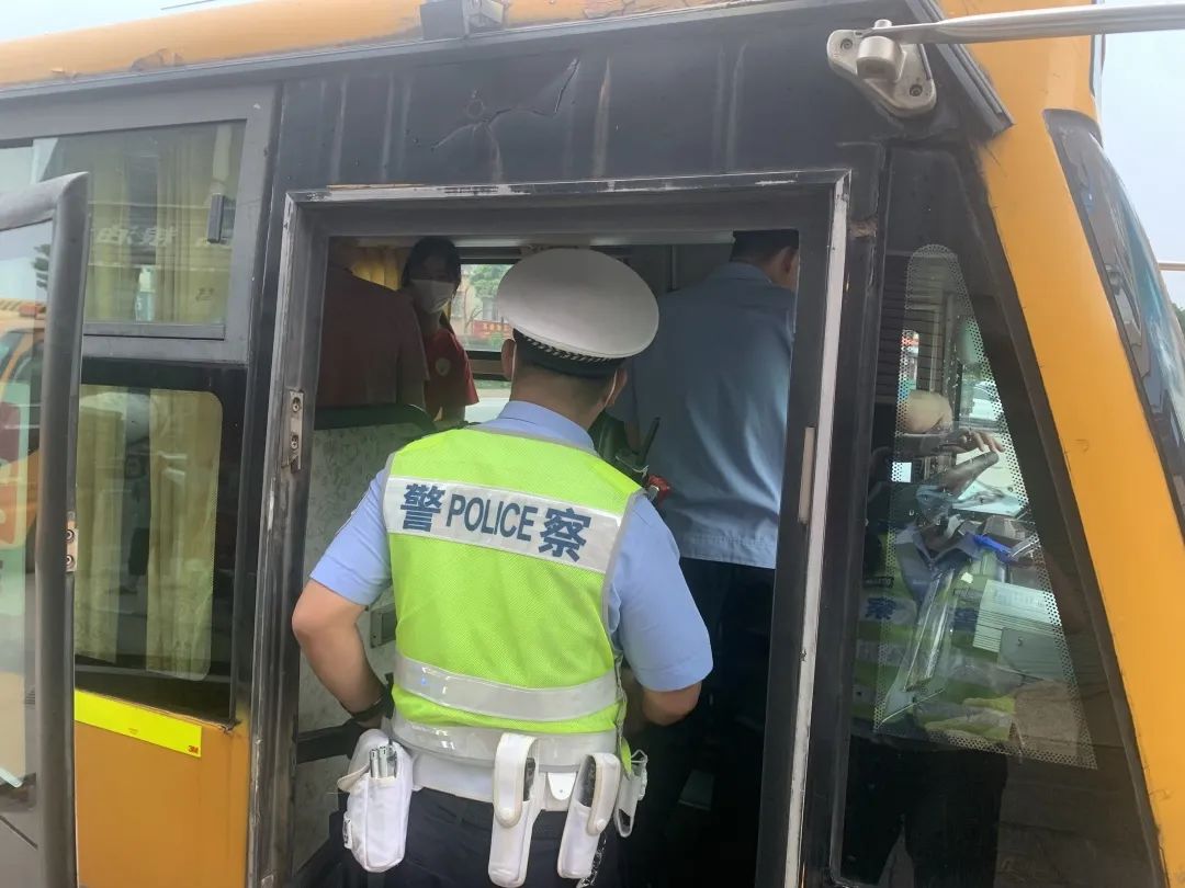 嚴(yán)把關(guān),護(hù)平安!強(qiáng)化校車安全檢查 嚴(yán)把關(guān),護(hù)平安!強(qiáng)化校車安全檢查