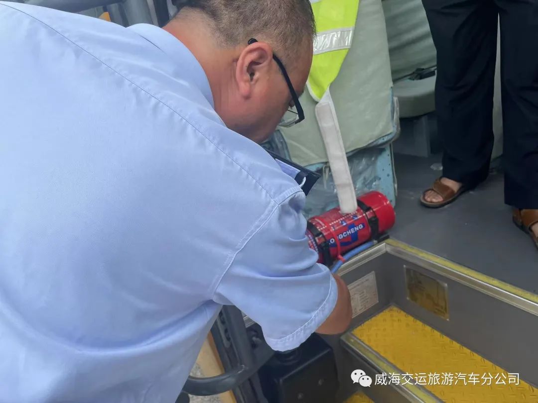 不懼“烤”驗 校車安檢“真燃” 圖片