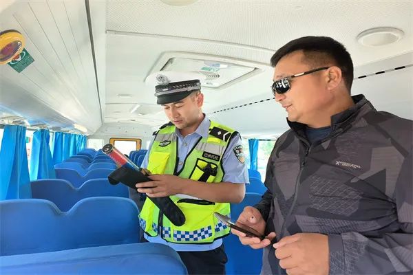 用心護航,與愛“童”行——阿勒泰市交警開展校車安全大檢查 圖片