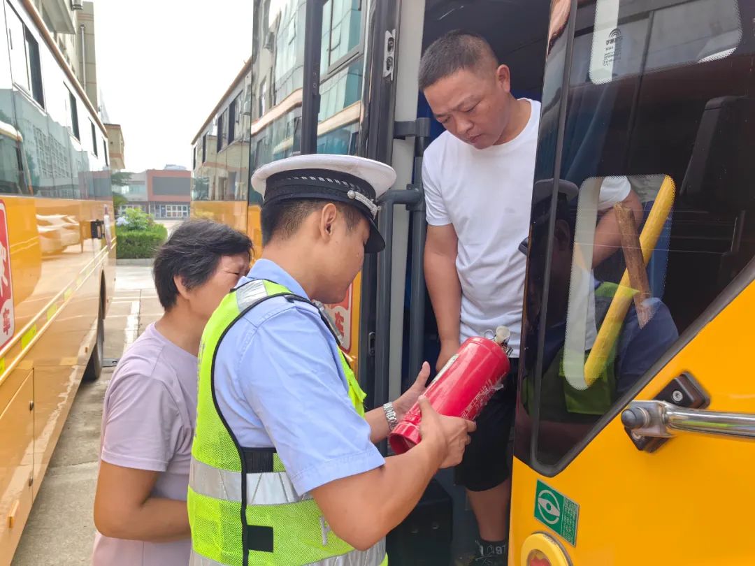 校車(chē)安全大檢查 全力護(hù)航開(kāi)學(xué)季 圖片