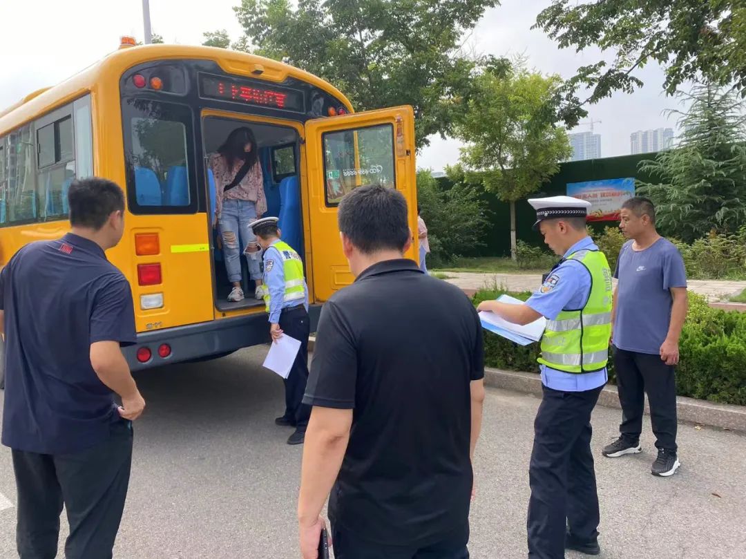 校車(chē)安全大檢查 全力護(hù)航開(kāi)學(xué)季 圖片