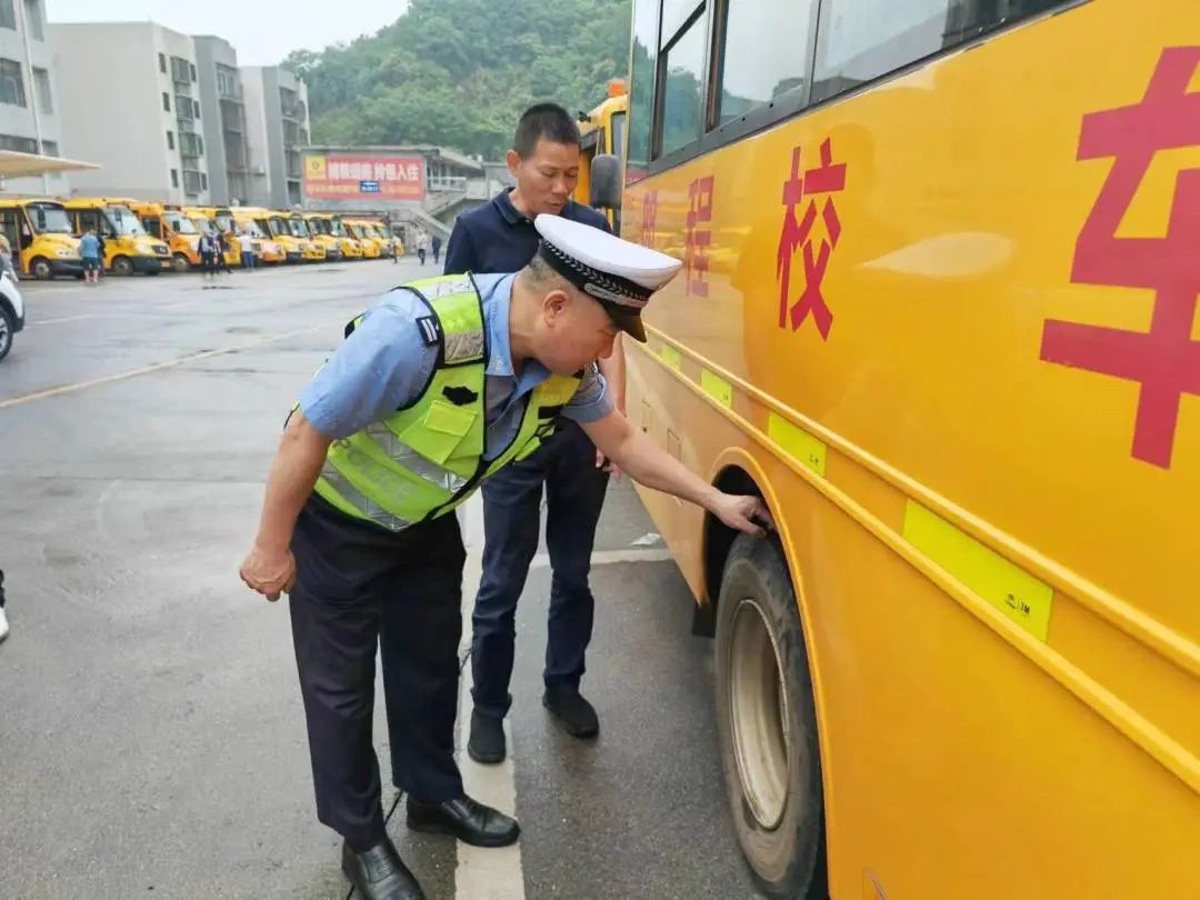 【開學季】 為“神獸歸籠”,郴州公安交警校車安全檢查全面升級 圖片