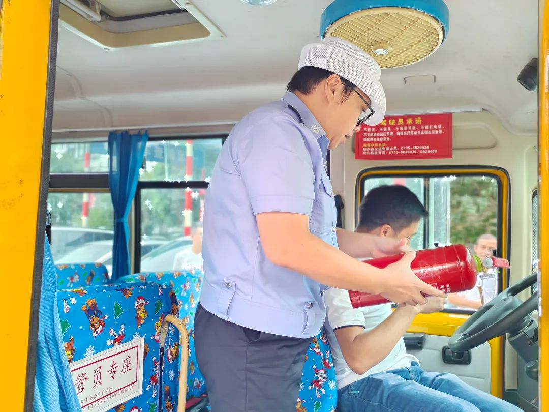 【開學季】 為“神獸歸籠”,郴州公安交警校車安全檢查全面升級 圖片