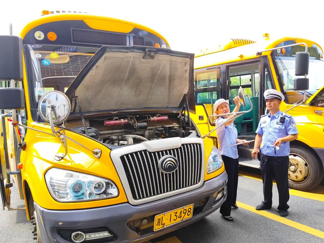 【開學季】 為“神獸歸籠”,郴州公安交警校車安全檢查全面升級 圖片